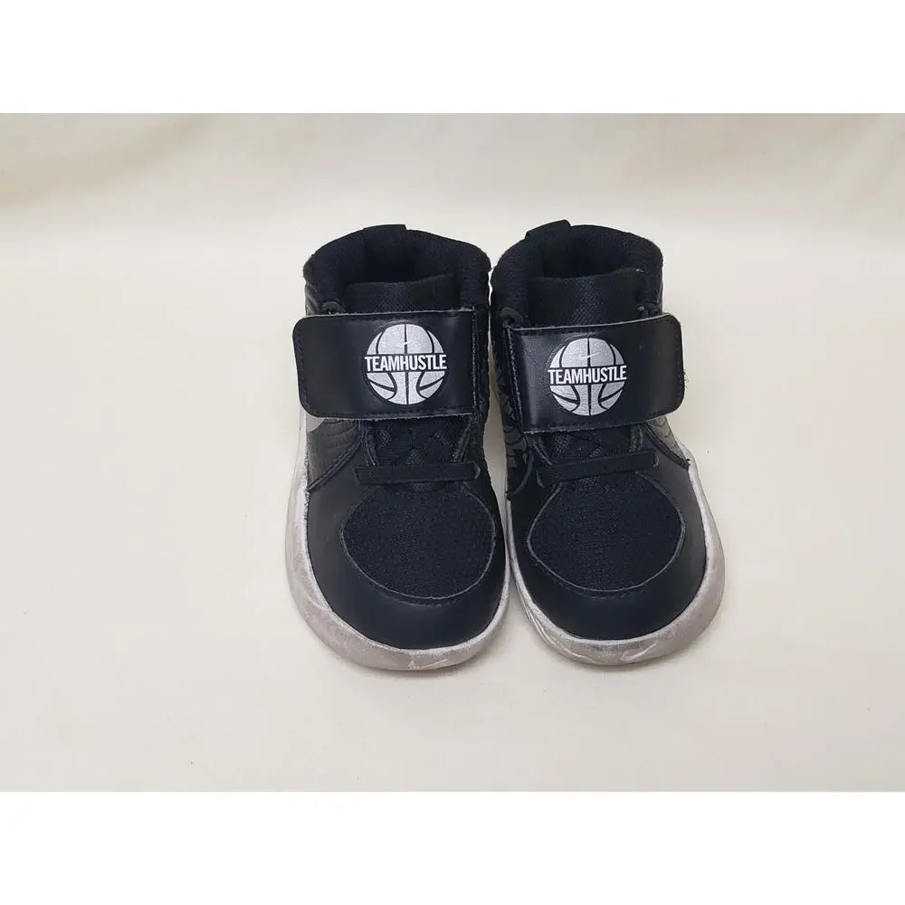 Nike Team Hustle Black Silver & White Design Kids Shoes Sneakers • Size 6C Kids